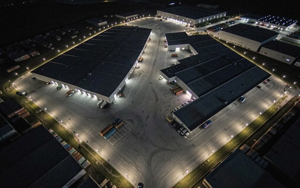 Vigilancia perimetral autónoma en complejo industrial con visión nocturna